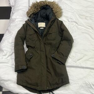 Aritzia Green Winter Jacket Size Small